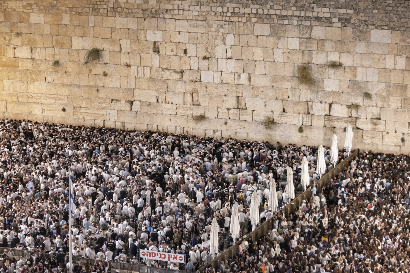 כמאה אלף איש במעמד סליחות מרטיט בכותל: שורדי השבי והשידור לכיכר החטופים