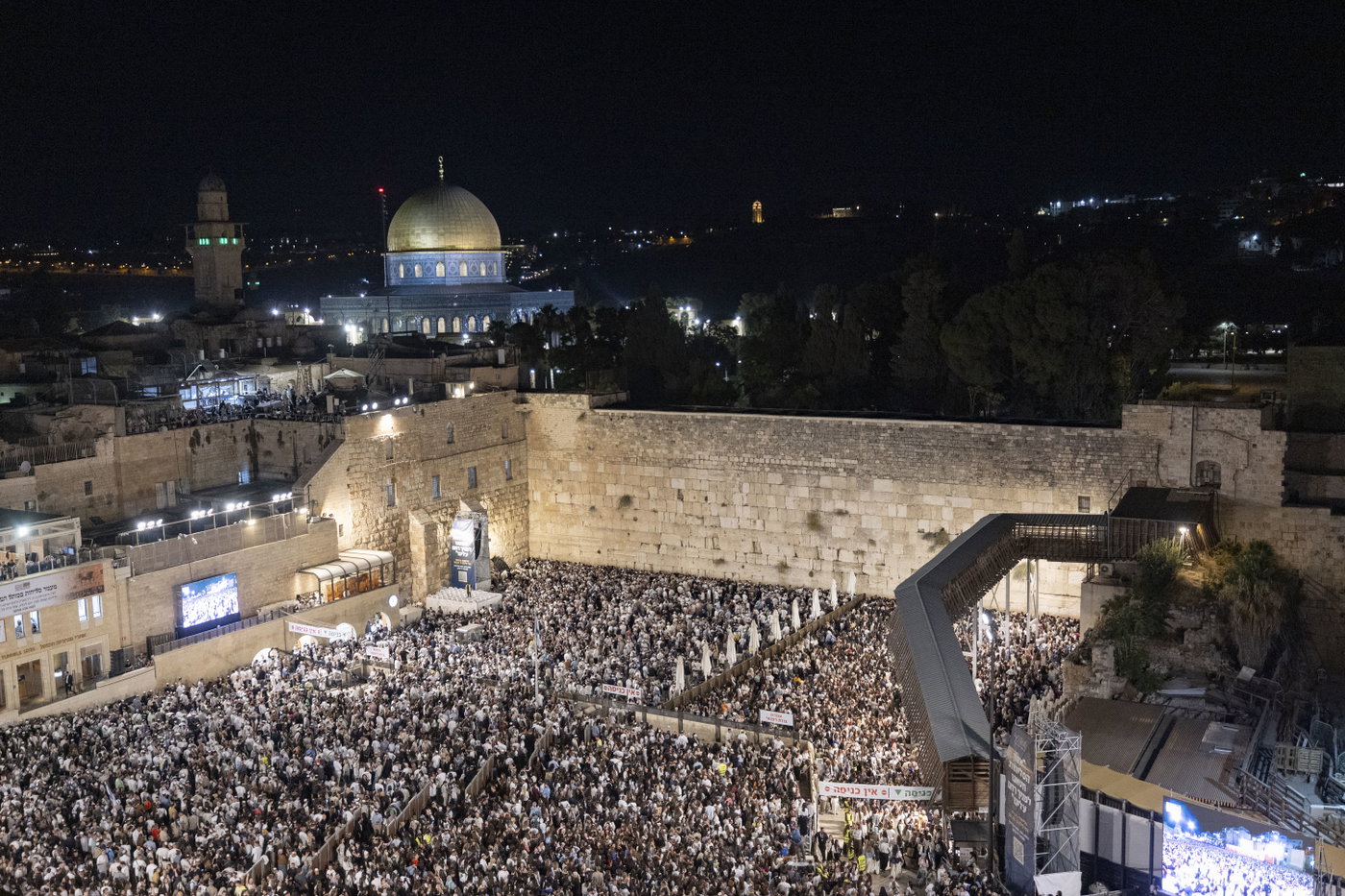 כמאה אלף איש במעמד סליחות מרטיט בכותל: שורדי השבי והשידור לכיכר החטופים