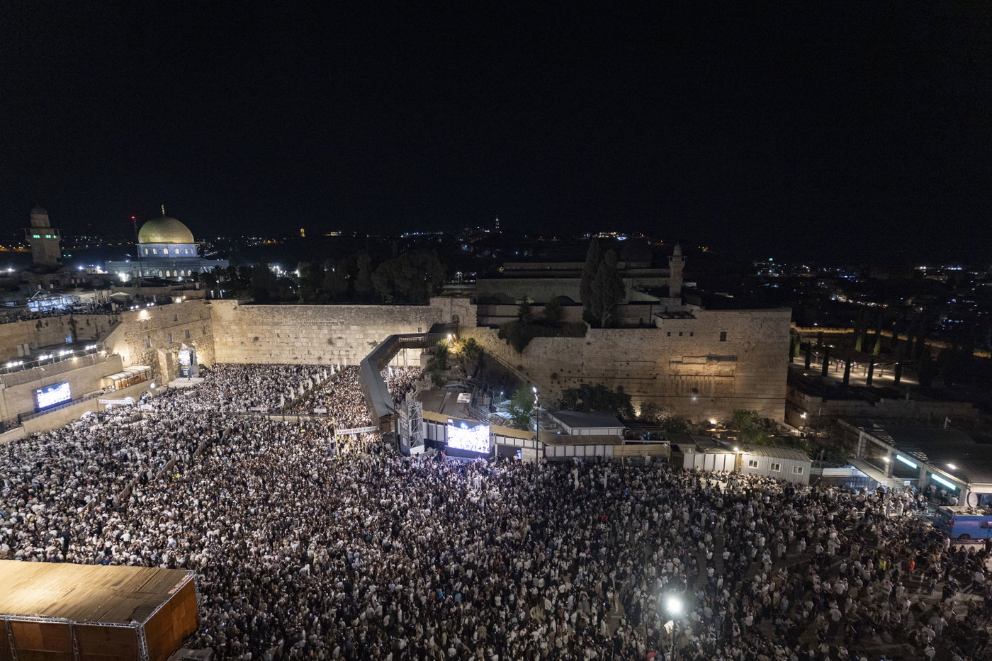 כמאה אלף איש במעמד סליחות מרטיט בכותל: שורדי השבי והשידור לכיכר החטופים
