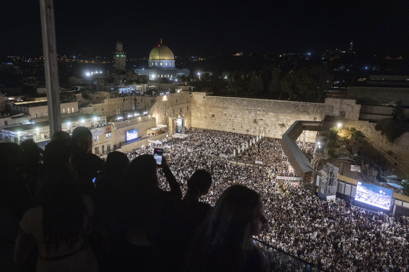 כמאה אלף איש במעמד סליחות מרטיט בכותל: שורדי השבי והשידור לכיכר החטופים