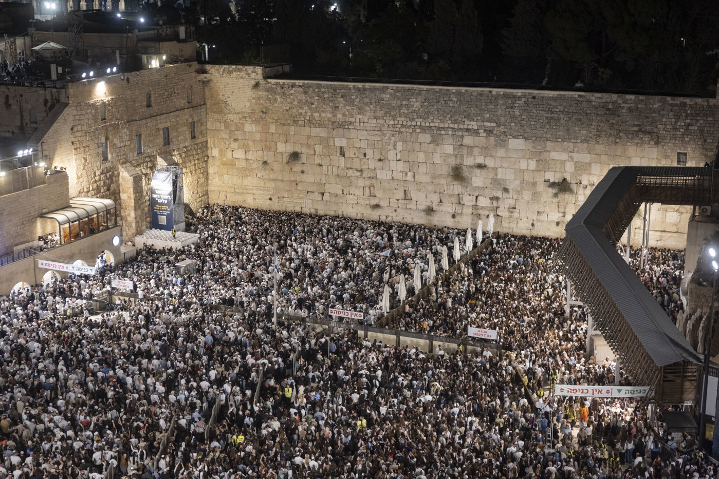 כמאה אלף איש במעמד סליחות מרטיט בכותל: שורדי השבי והשידור לכיכר החטופים