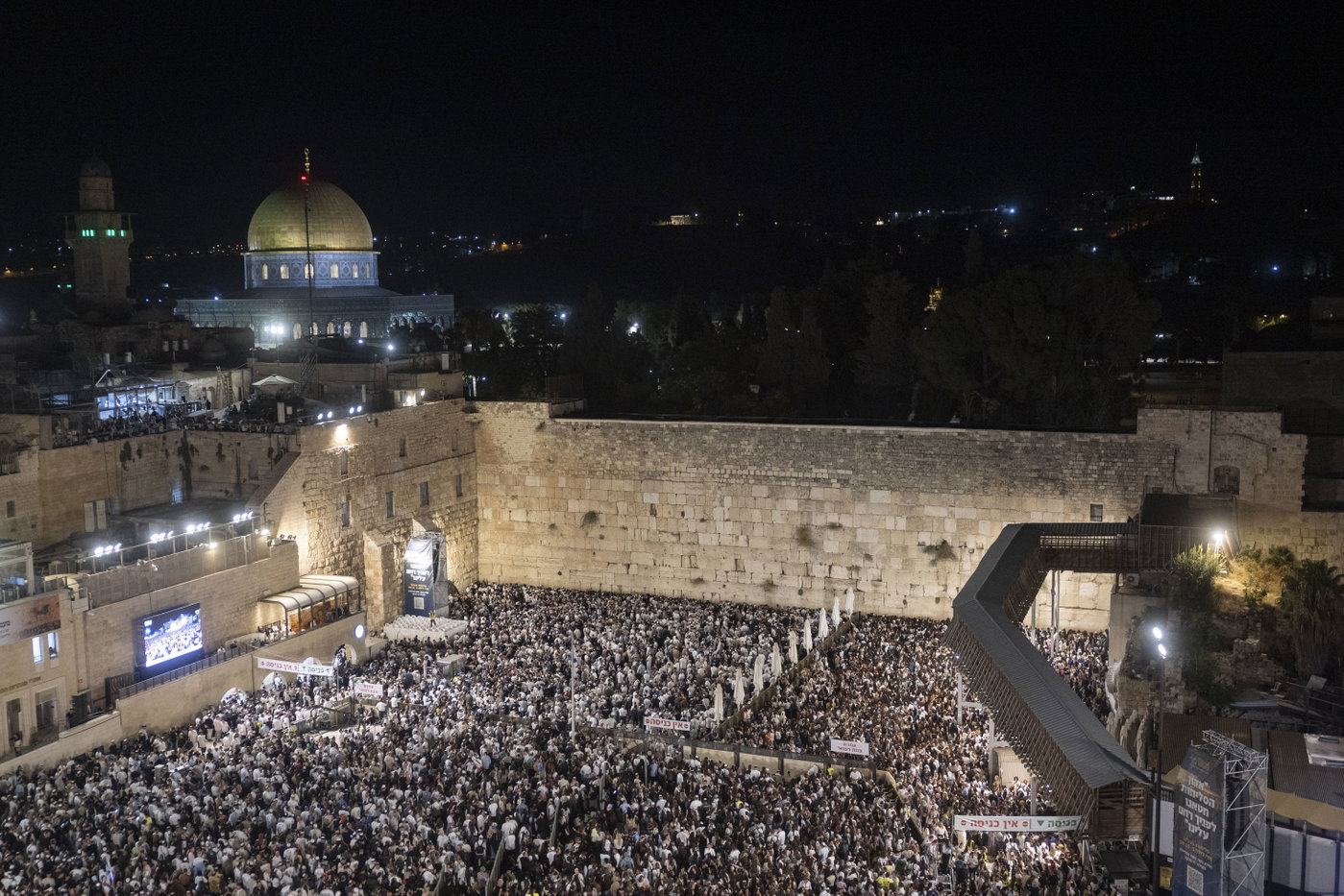 כמאה אלף איש במעמד סליחות מרטיט בכותל: שורדי השבי והשידור לכיכר החטופים