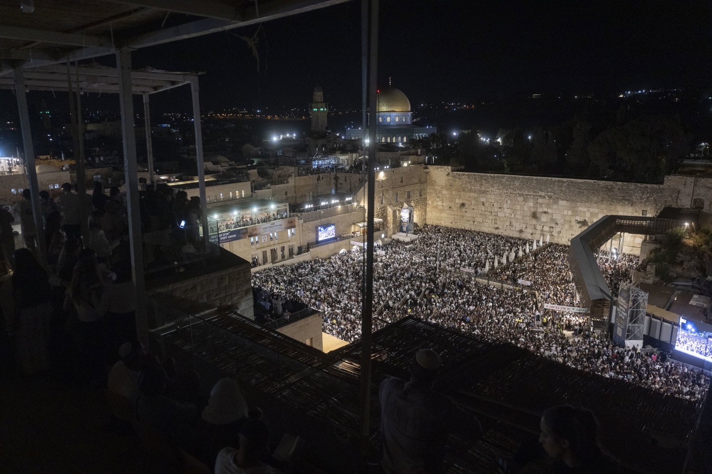 כמאה אלף איש במעמד סליחות מרטיט בכותל: שורדי השבי והשידור לכיכר החטופים