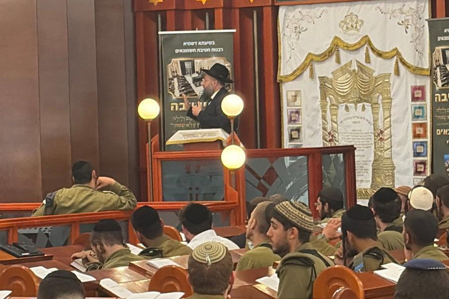 הפוסק הגאון רבי בנימין חותה בשיעור לחיילי חשמונאים