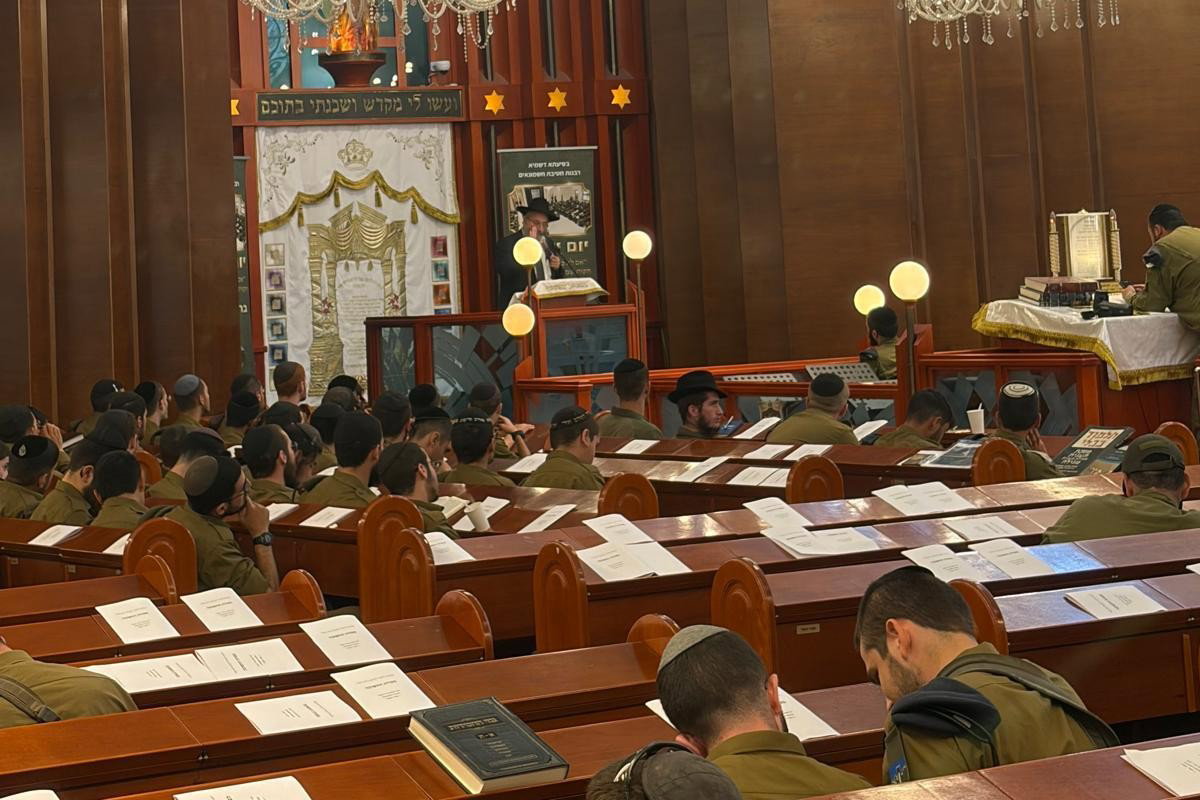 הפוסק הגאון רבי בנימין חותה בשיעור לחיילי חשמונאים