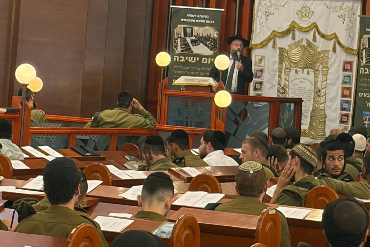 הפוסק הגאון רבי בנימין חותה בשיעור לחיילי חשמונאים