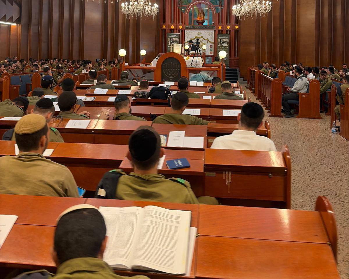 הפוסק הגאון רבי בנימין חותה בשיעור לחיילי חשמונאים