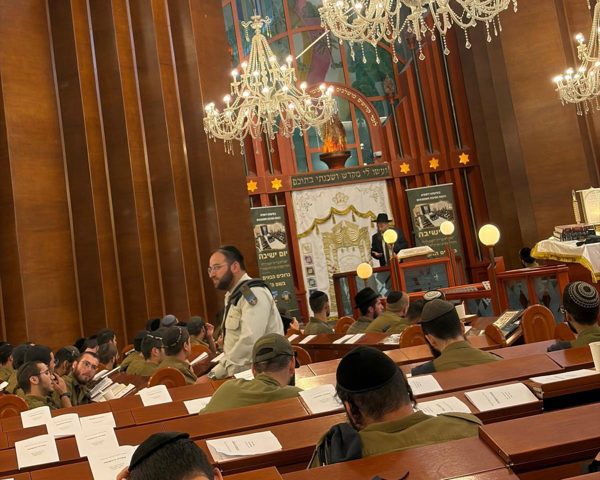 הפוסק הגאון רבי בנימין חותה בשיעור לחיילי חשמונאים