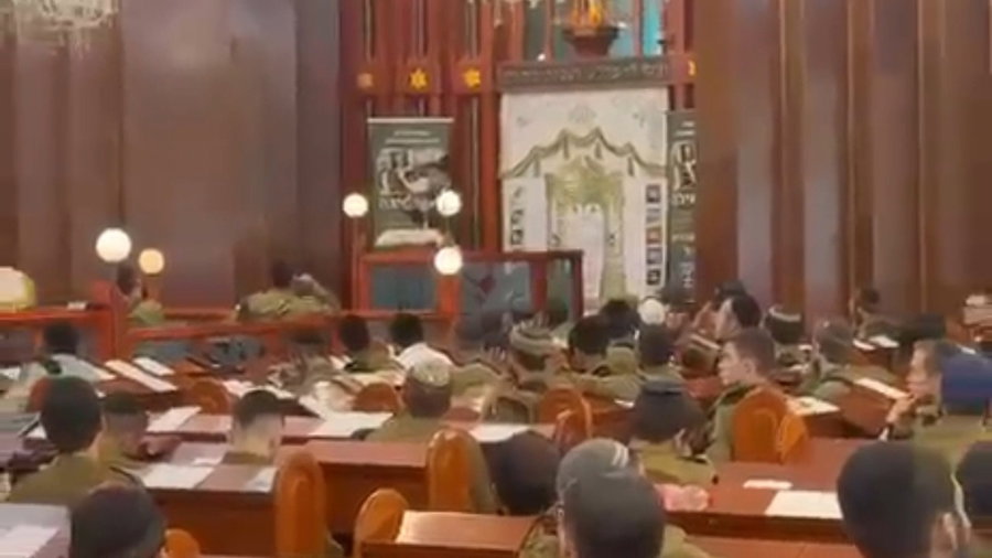 הפוסק הגאון רבי בנימין חותה בשיעור לחיילי חשמונאים