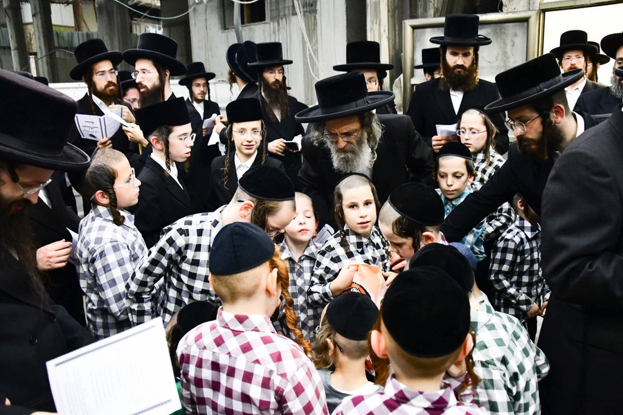 ככה בפשטות; הילד מילא פח מים, ורבי אלימלך השליך את העוונות 