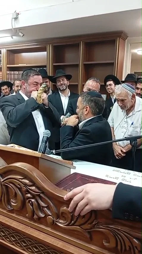 הפייטן משה לוק בתחרות תקיעה בשופר; מי ניצח? | צפו בווידאו