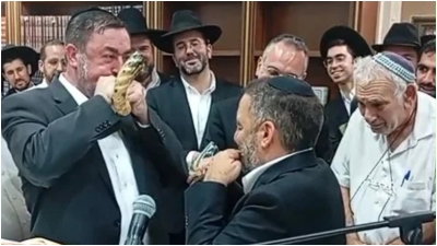הפייטן משה לוק בתחרות תקיעה בשופר; מי ניצח? | צפו בווידאו