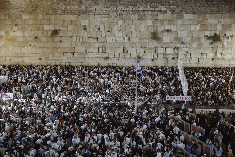 עם ישראל מתכונן ליום הקדוש: 150 אלף איש התפללו וזעקו בכותל במעמד הסליחות האחרון והמרכזי