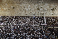עם ישראל מתכונן ליום הקדוש: 150 אלף איש התפללו וזעקו בכותל במעמד הסליחות האחרון והמרכזי