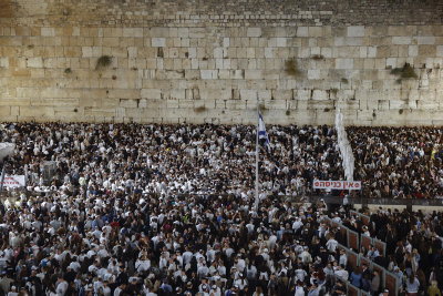 עם ישראל מתכונן ליום הקדוש: 150 אלף איש התפללו וזעקו בכותל במעמד הסליחות האחרון והמרכזי