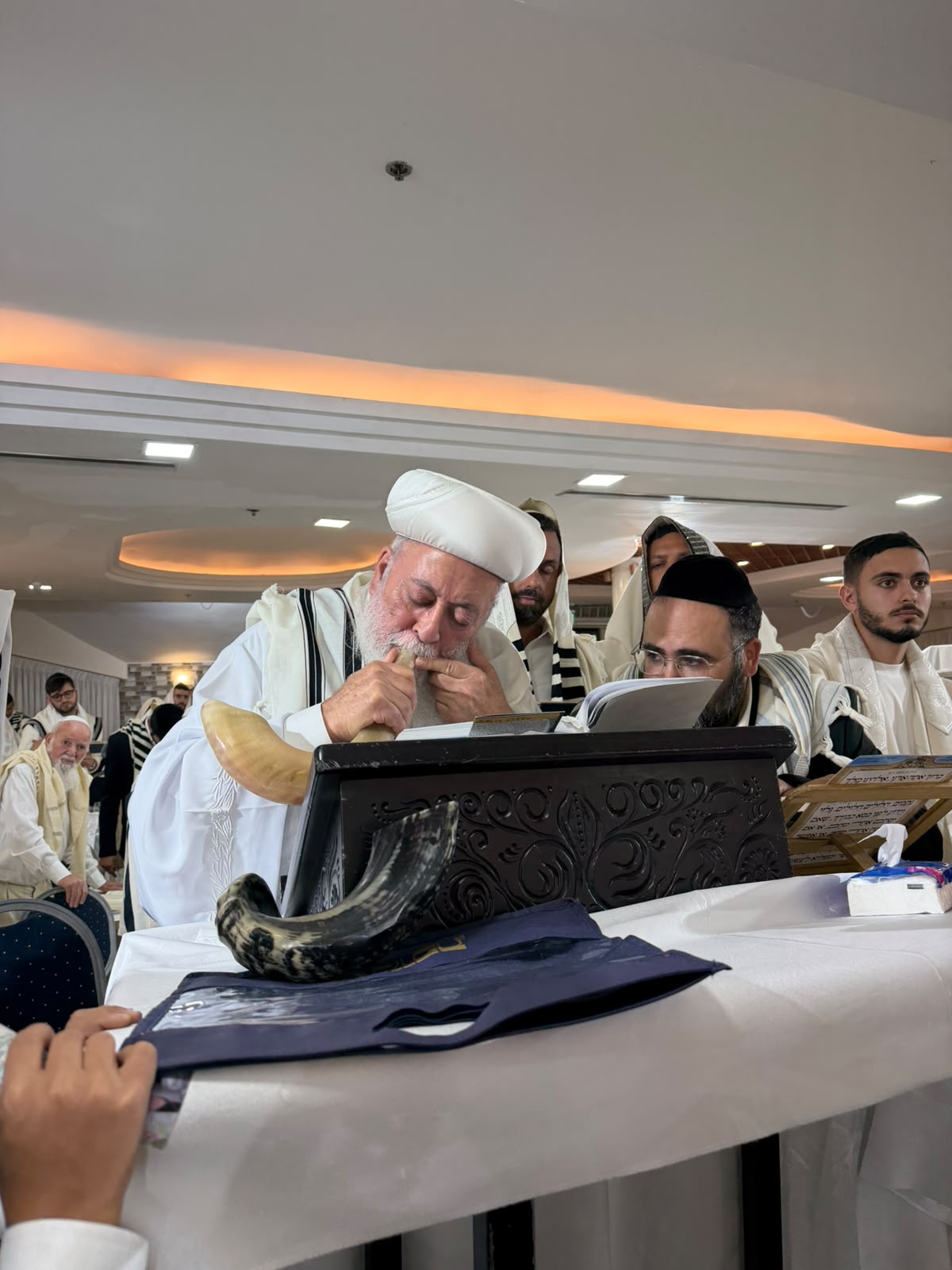 תיעוד מיוחד: הראש"ל הגר"ש עמאר בברכת הלבנה והבדלה במוצאי יום הכיפורים