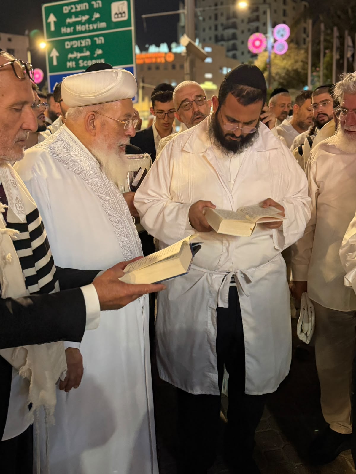 תיעוד מיוחד: הראש"ל הגר"ש עמאר בברכת הלבנה והבדלה במוצאי יום הכיפורים