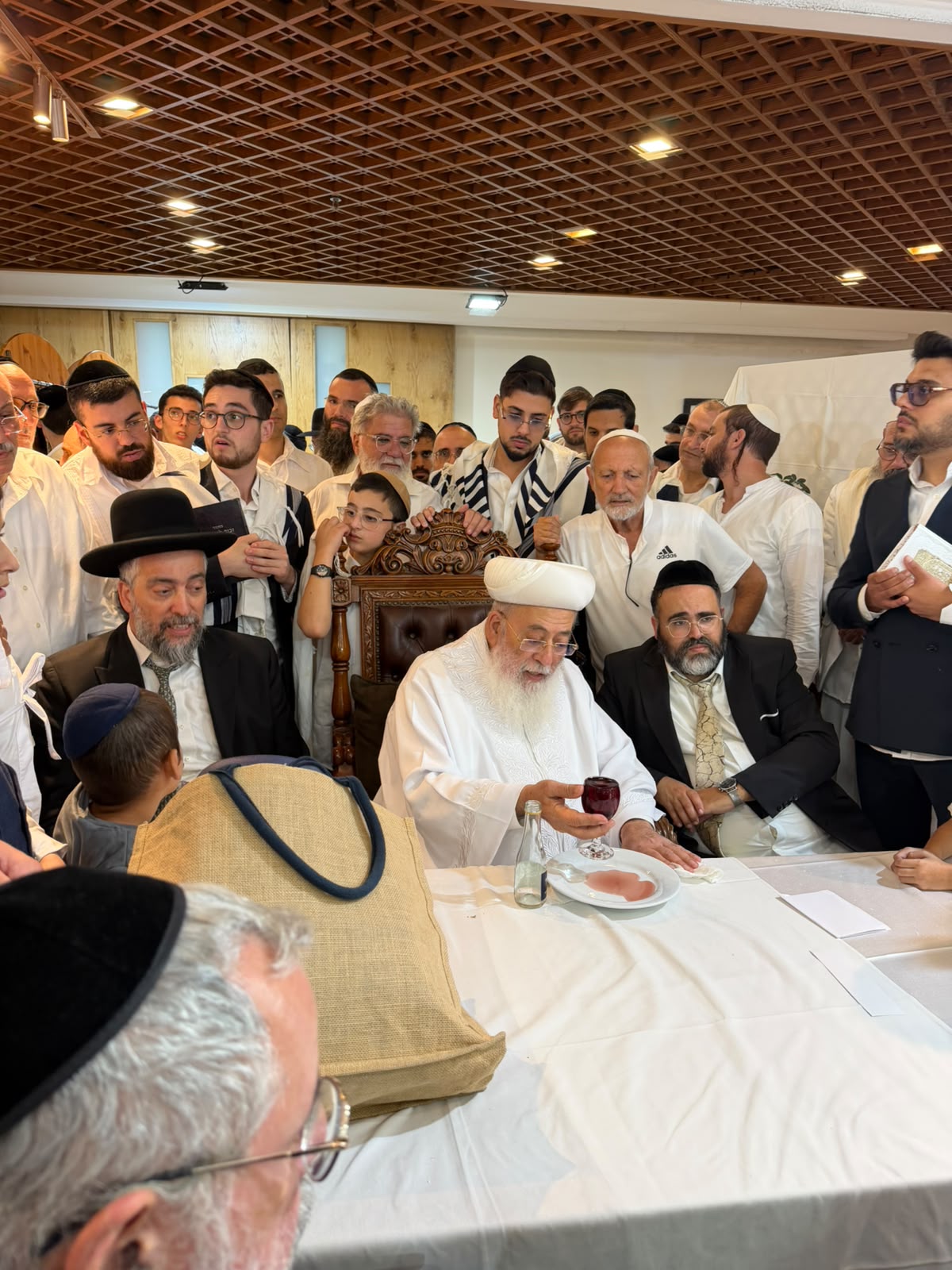 תיעוד מיוחד: הראש"ל הגר"ש עמאר בברכת הלבנה והבדלה במוצאי יום הכיפורים