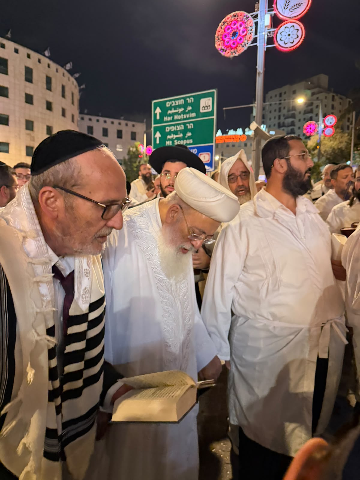 תיעוד מיוחד: הראש"ל הגר"ש עמאר בברכת הלבנה והבדלה במוצאי יום הכיפורים
