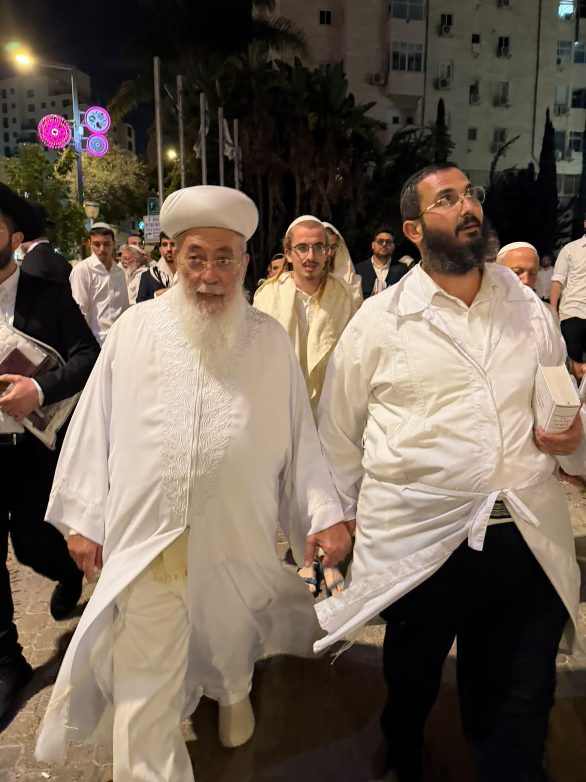 תיעוד מיוחד: הראש"ל הגר"ש עמאר בברכת הלבנה והבדלה במוצאי יום הכיפורים