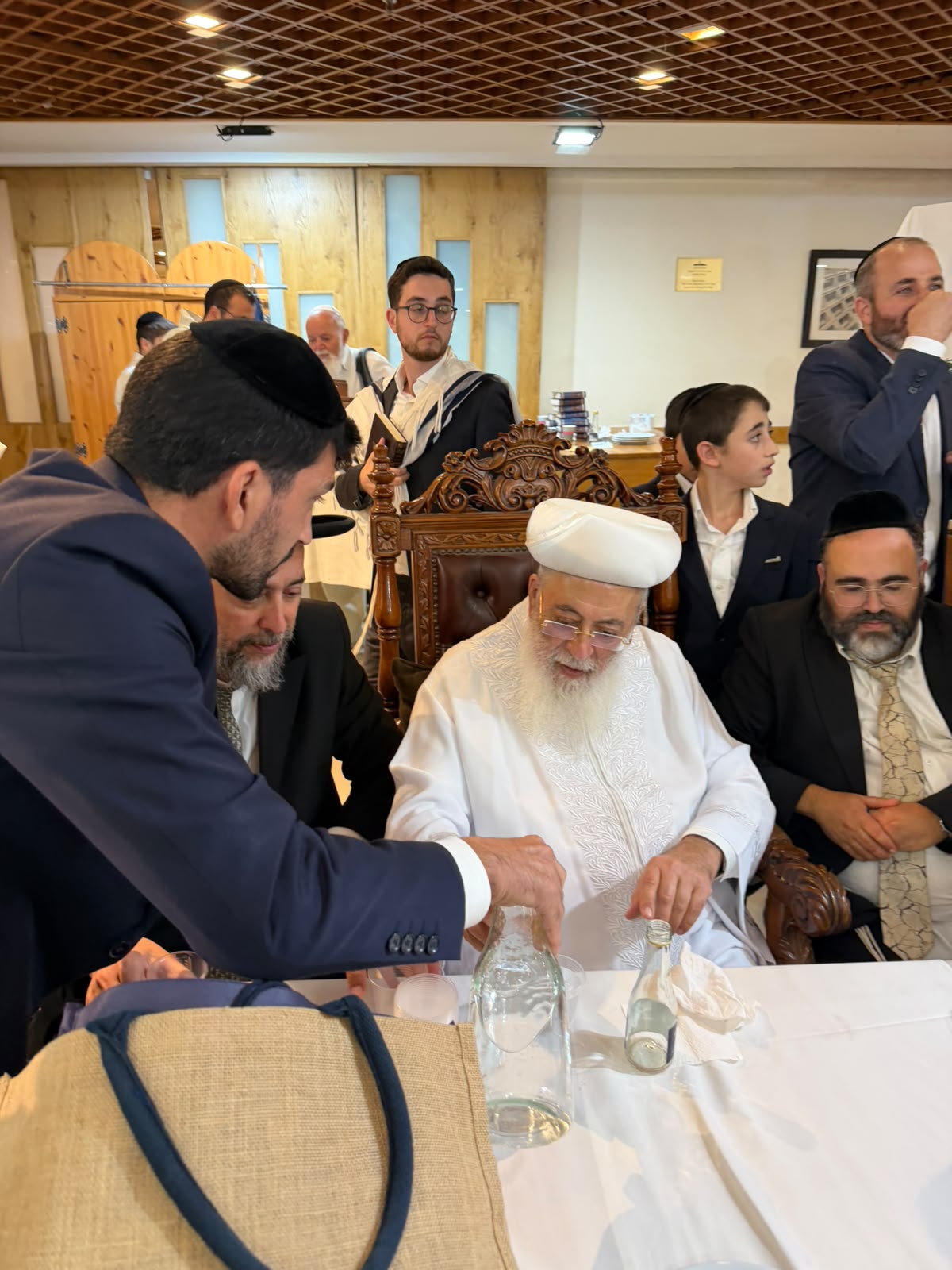 תיעוד מיוחד: הראש"ל הגר"ש עמאר בברכת הלבנה והבדלה במוצאי יום הכיפורים