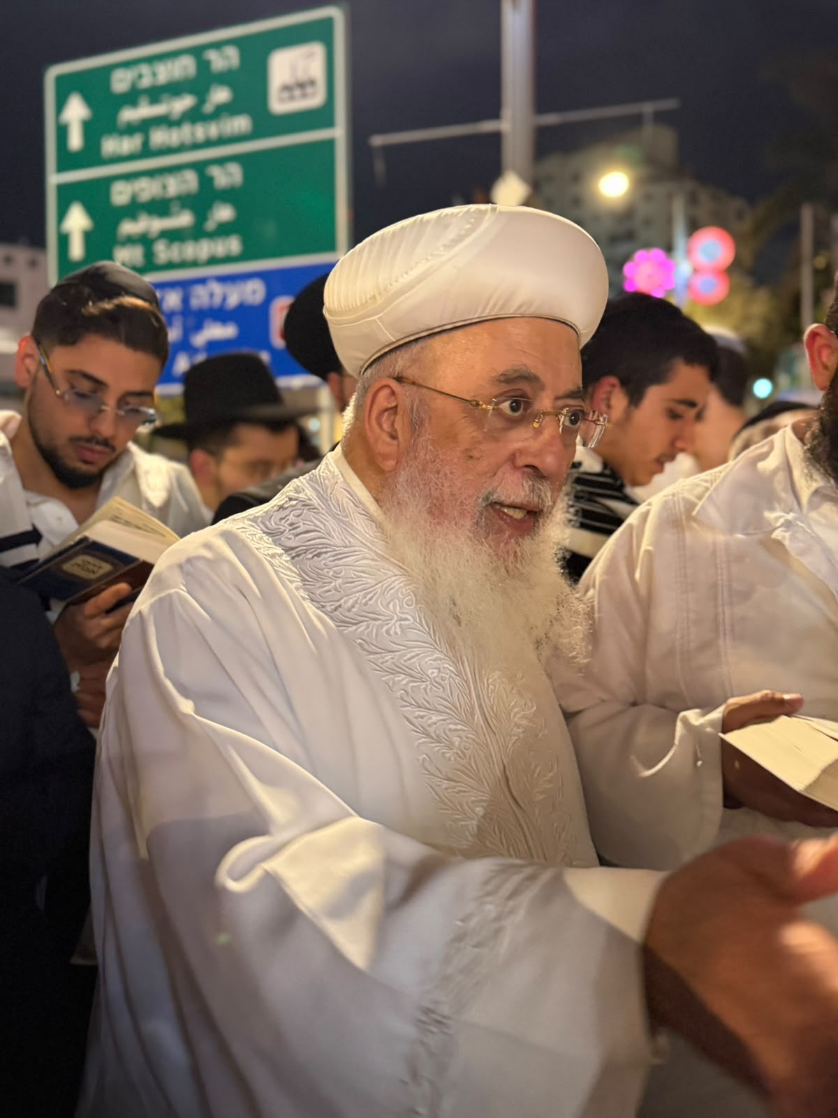 תיעוד מיוחד: הראש"ל הגר"ש עמאר בברכת הלבנה והבדלה במוצאי יום הכיפורים