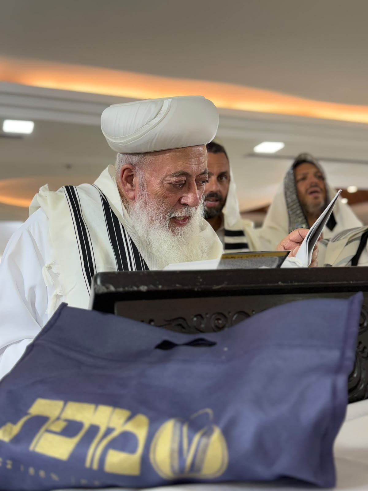 תיעוד מיוחד: הראש"ל הגר"ש עמאר בברכת הלבנה והבדלה במוצאי יום הכיפורים