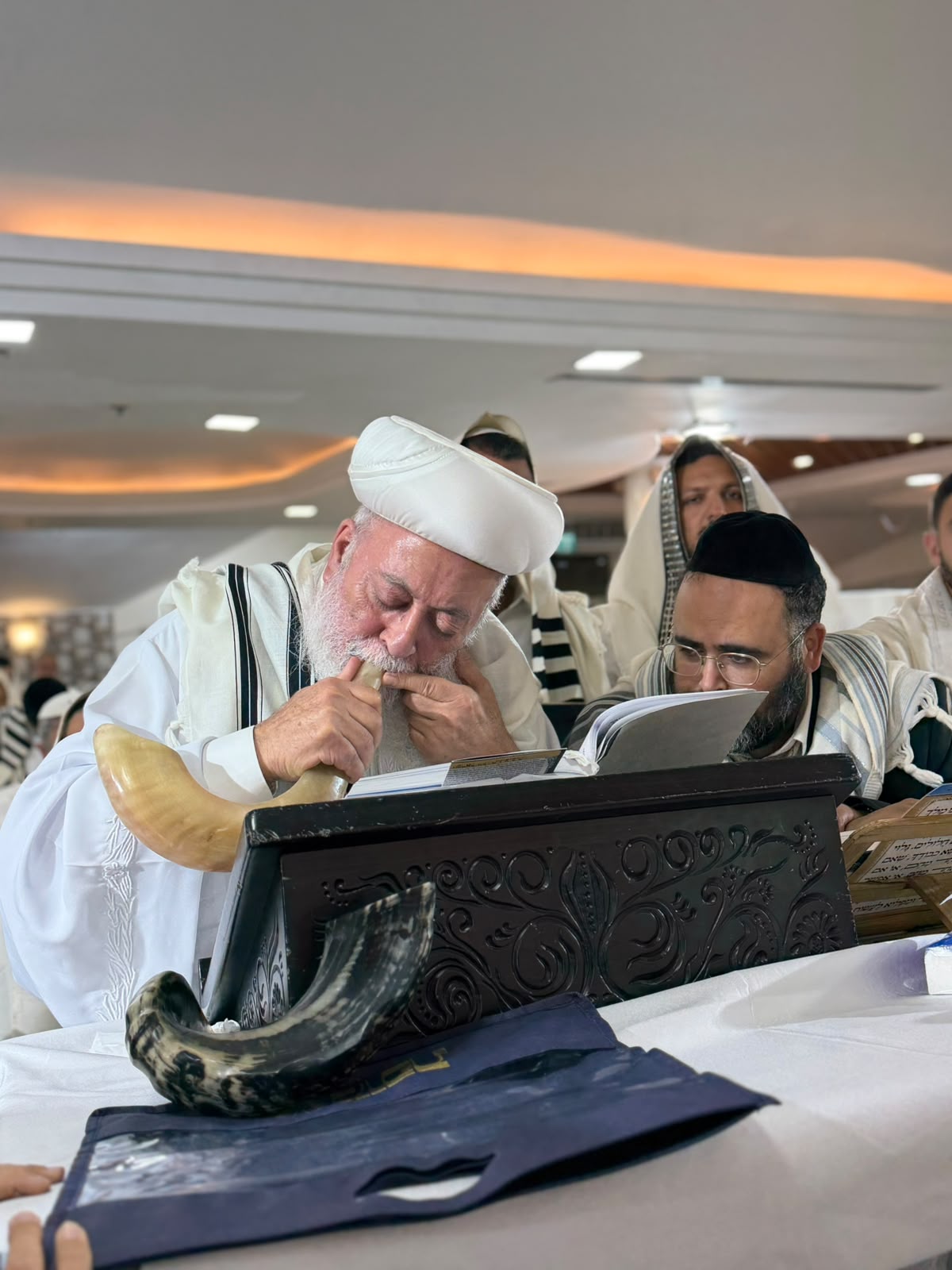 תיעוד מיוחד: הראש"ל הגר"ש עמאר בברכת הלבנה והבדלה במוצאי יום הכיפורים