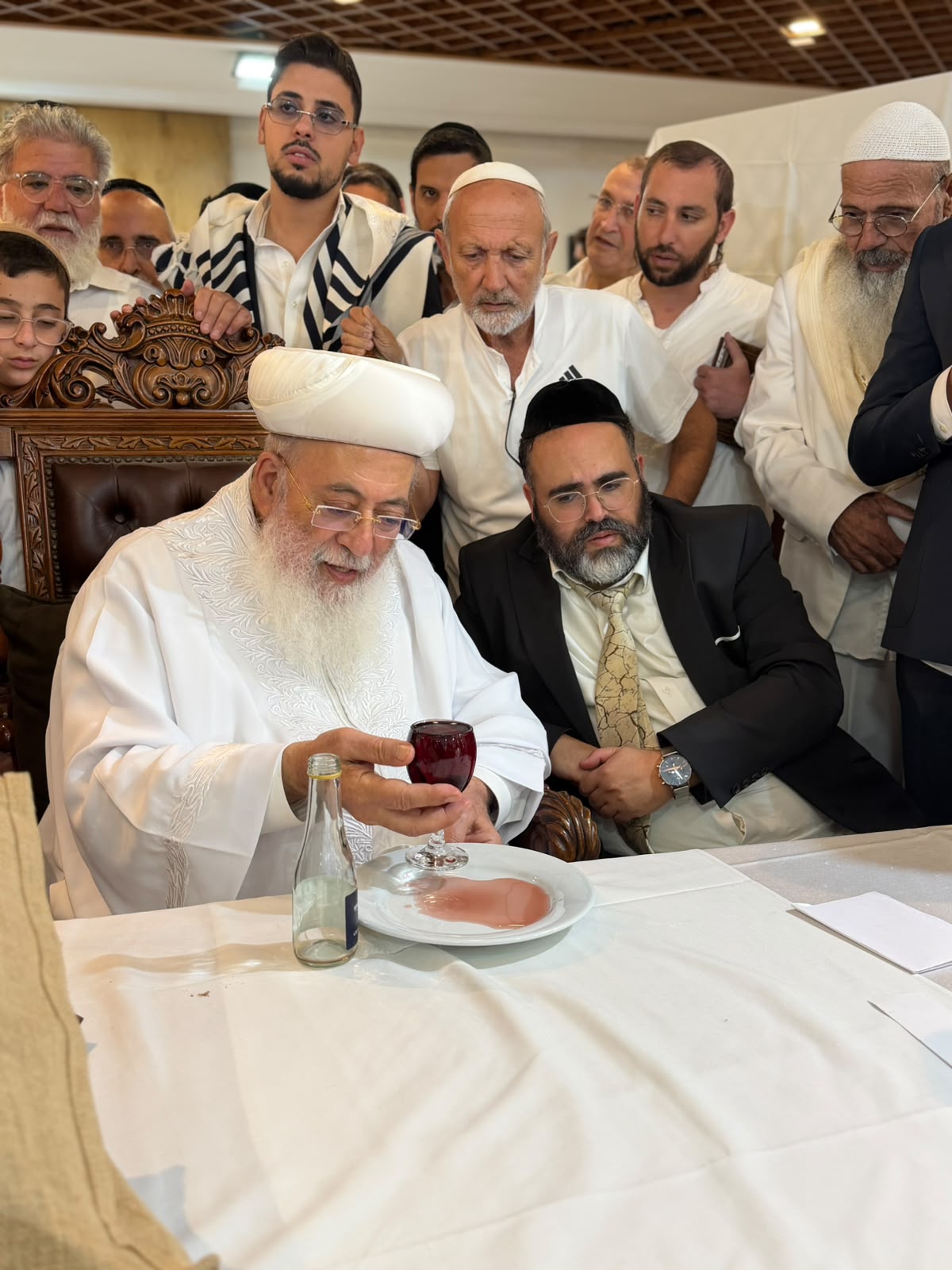 תיעוד מיוחד: הראש"ל הגר"ש עמאר בברכת הלבנה והבדלה במוצאי יום הכיפורים