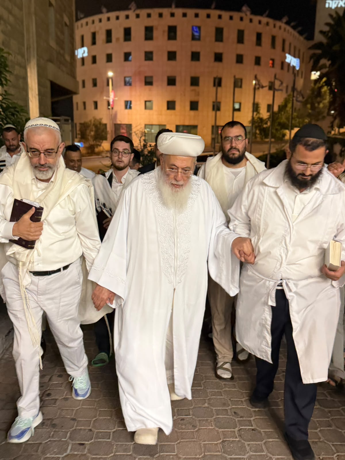 תיעוד מיוחד: הראש"ל הגר"ש עמאר בברכת הלבנה והבדלה במוצאי יום הכיפורים