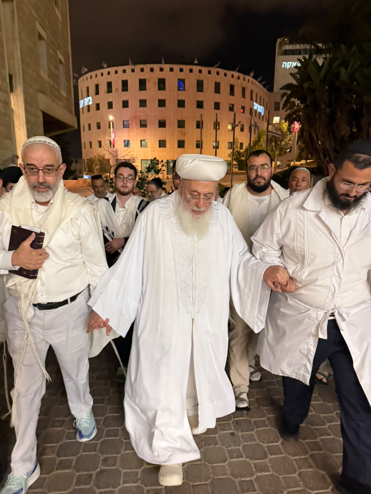 תיעוד מיוחד: הראש"ל הגר"ש עמאר בברכת הלבנה והבדלה במוצאי יום הכיפורים