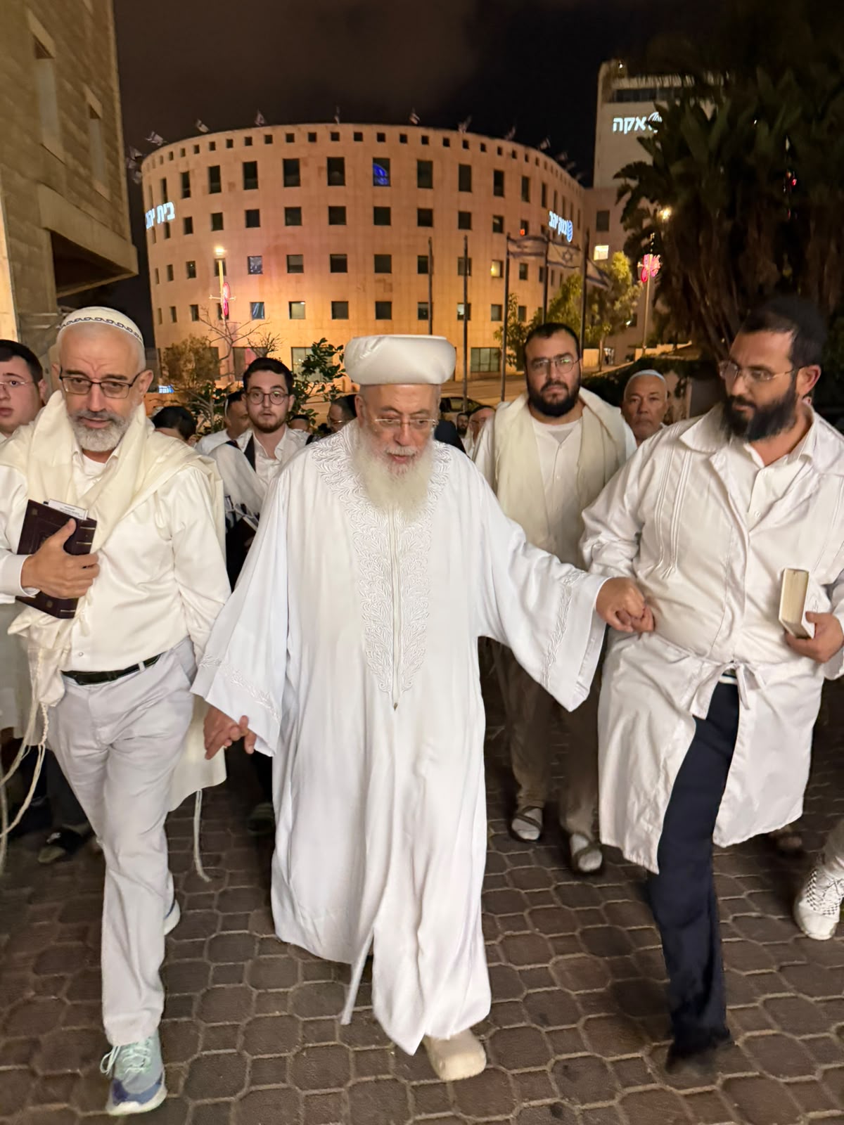 תיעוד מיוחד: הראש"ל הגר"ש עמאר בברכת הלבנה והבדלה במוצאי יום הכיפורים