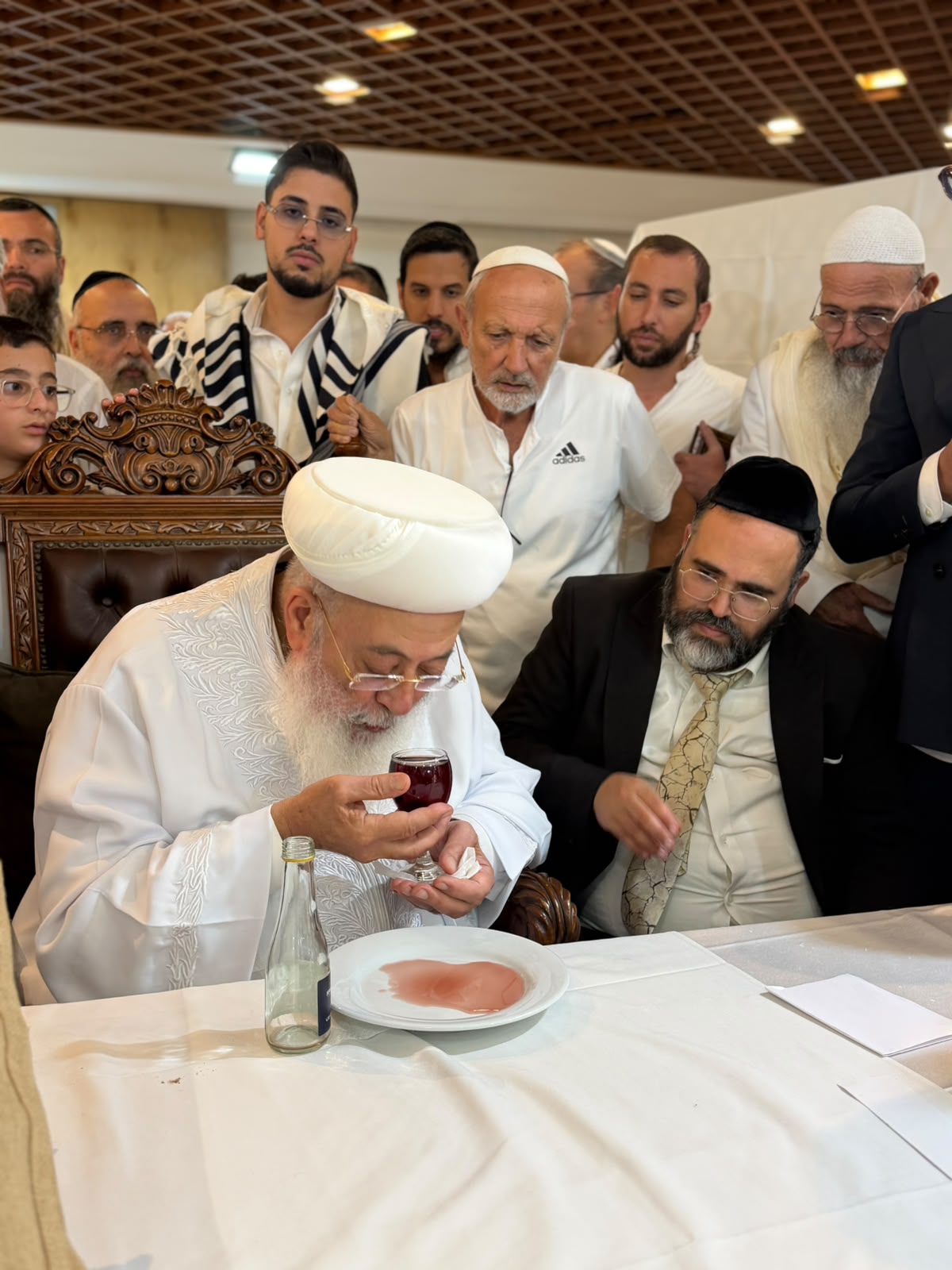 תיעוד מיוחד: הראש"ל הגר"ש עמאר בברכת הלבנה והבדלה במוצאי יום הכיפורים