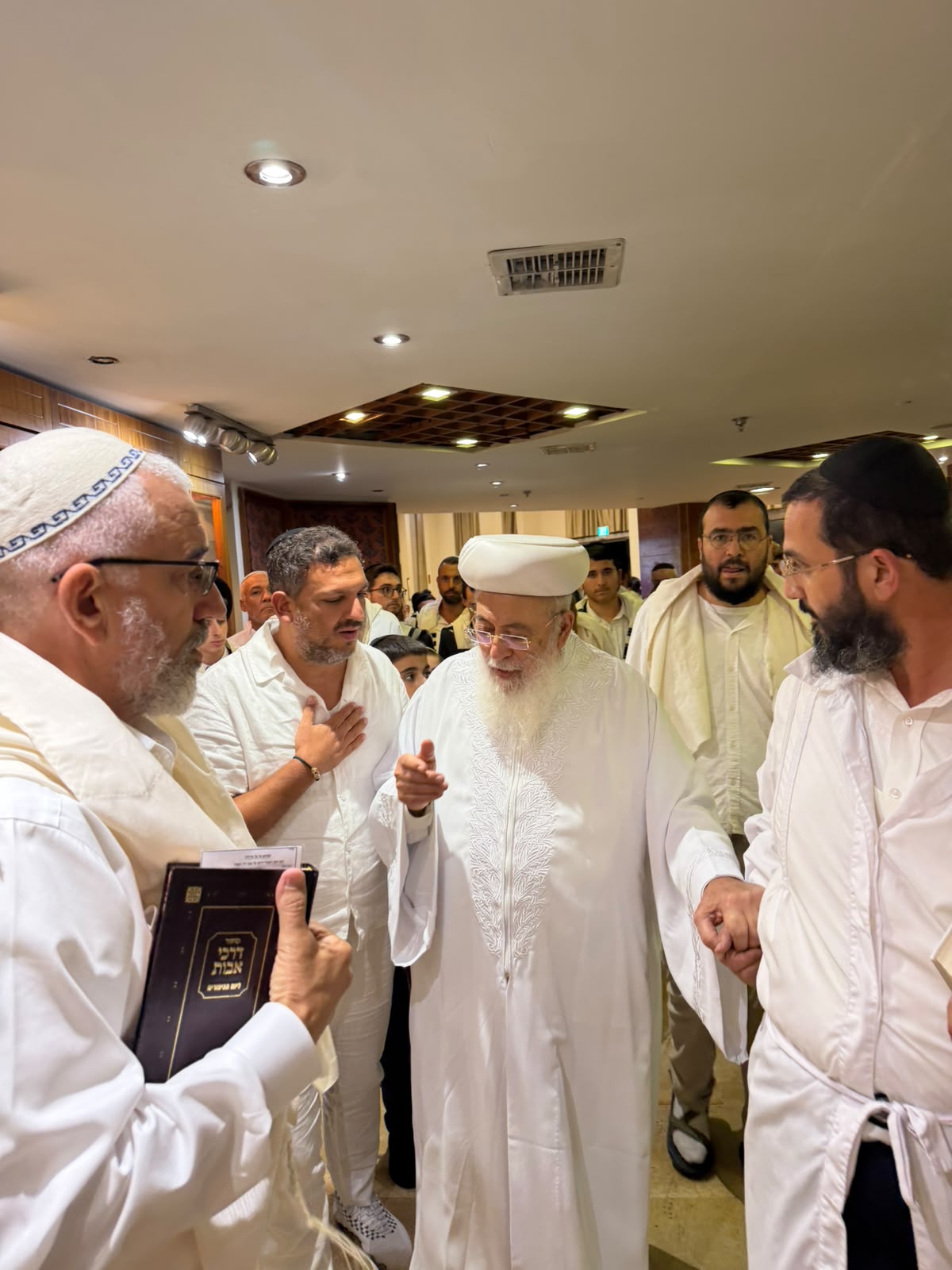 תיעוד מיוחד: הראש"ל הגר"ש עמאר בברכת הלבנה והבדלה במוצאי יום הכיפורים