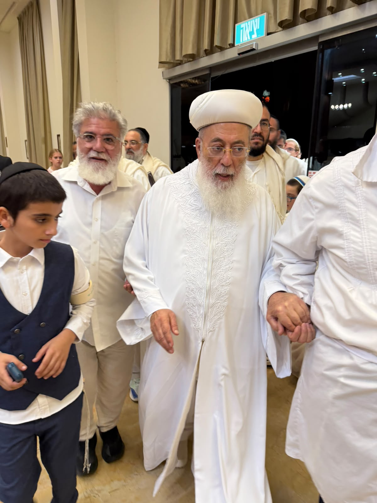תיעוד מיוחד: הראש"ל הגר"ש עמאר בברכת הלבנה והבדלה במוצאי יום הכיפורים