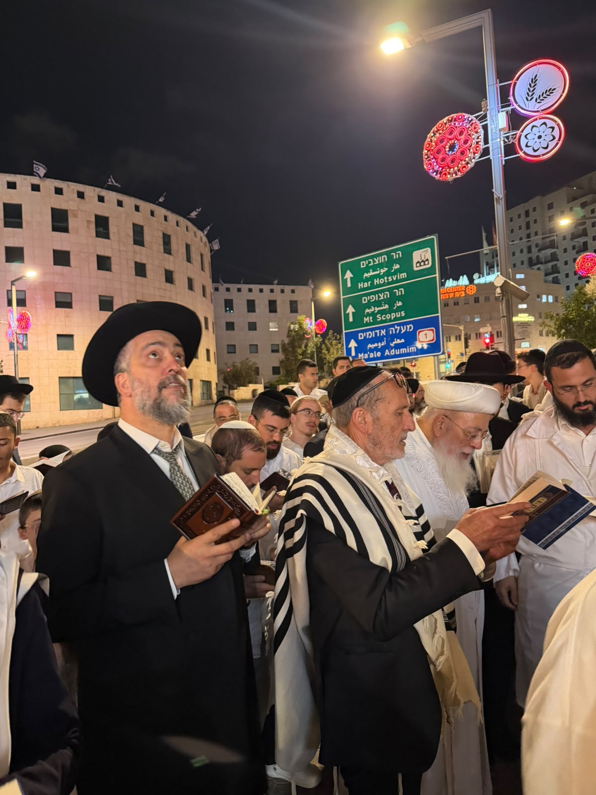 תיעוד מיוחד: הראש"ל הגר"ש עמאר בברכת הלבנה והבדלה במוצאי יום הכיפורים