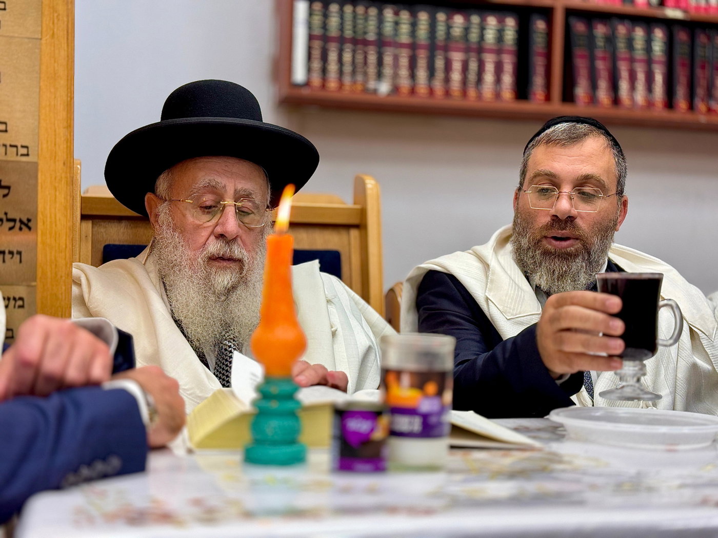 הראש"ל הגר"י יוסף בברכת הלבנה והבדלה בישיבת 'חזון עובדיה'