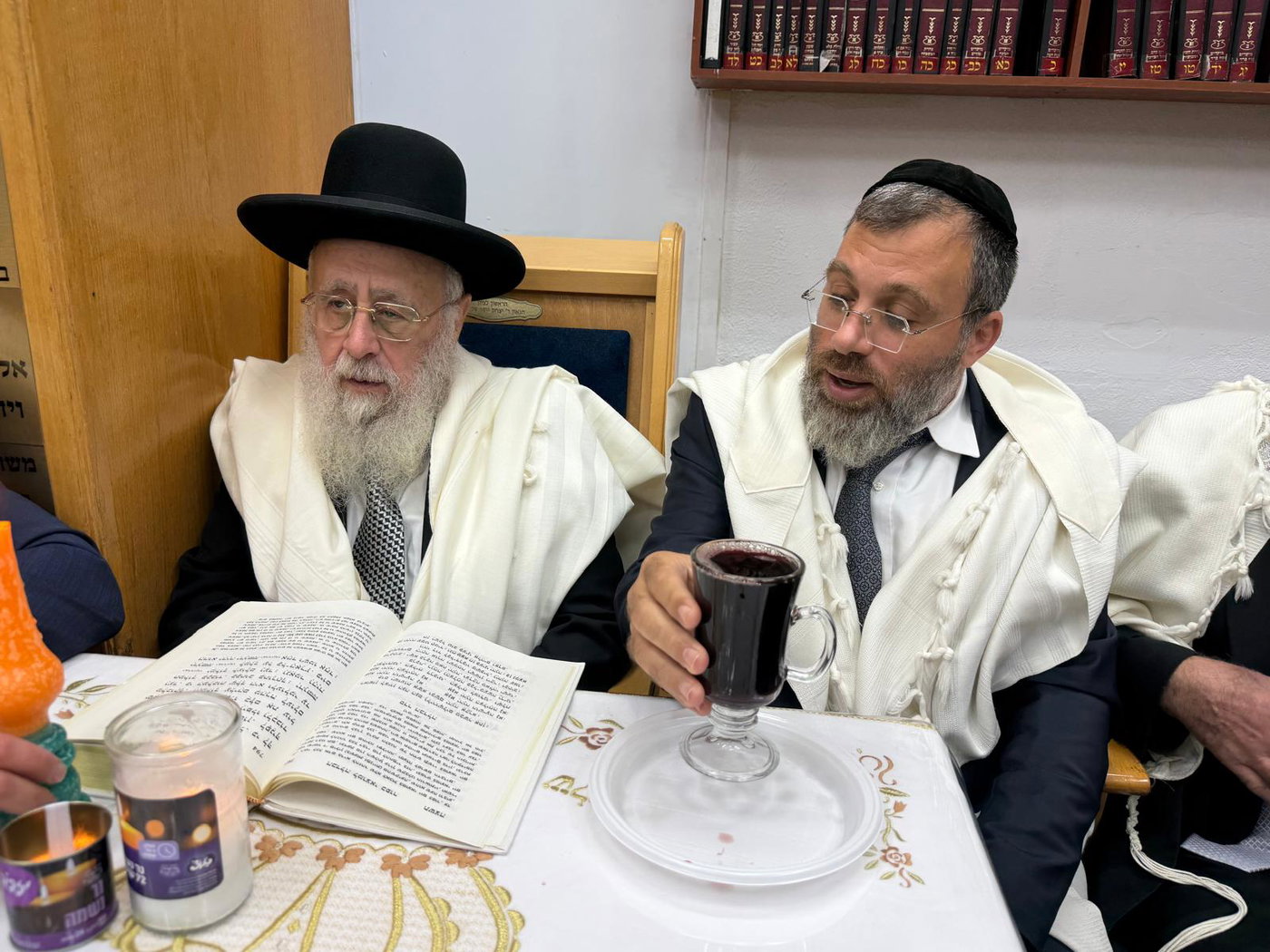 הראש"ל הגר"י יוסף בברכת הלבנה והבדלה בישיבת 'חזון עובדיה'