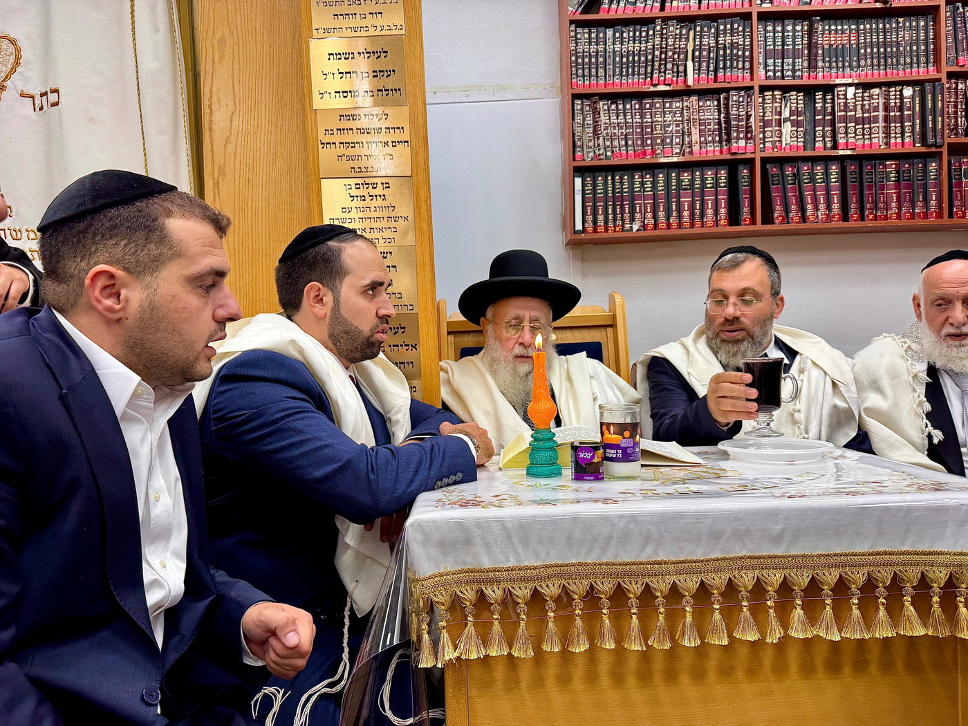 הראש"ל הגר"י יוסף בברכת הלבנה והבדלה בישיבת 'חזון עובדיה'