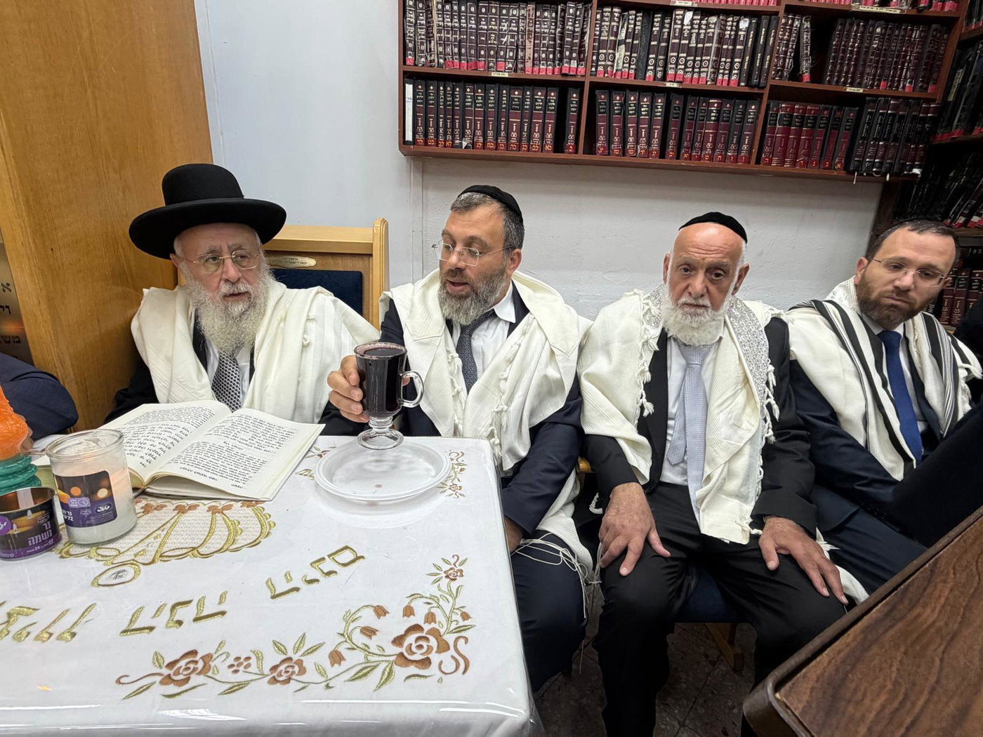 הראש"ל הגר"י יוסף בברכת הלבנה והבדלה בישיבת 'חזון עובדיה'