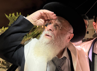 הראש"ל הגר"י יוסף בברכת הלבנה והבדלה בישיבת 'חזון עובדיה'