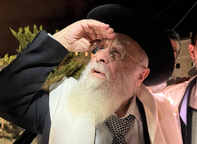 הראש"ל הגר"י יוסף בברכת הלבנה והבדלה בישיבת 'חזון עובדיה'