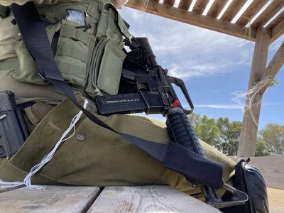 לוחם חרדי מאבטח את אחד המעיינות באזור