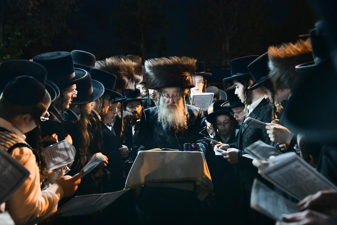 מוצאי יו"כ בחצה"ק ביאלה