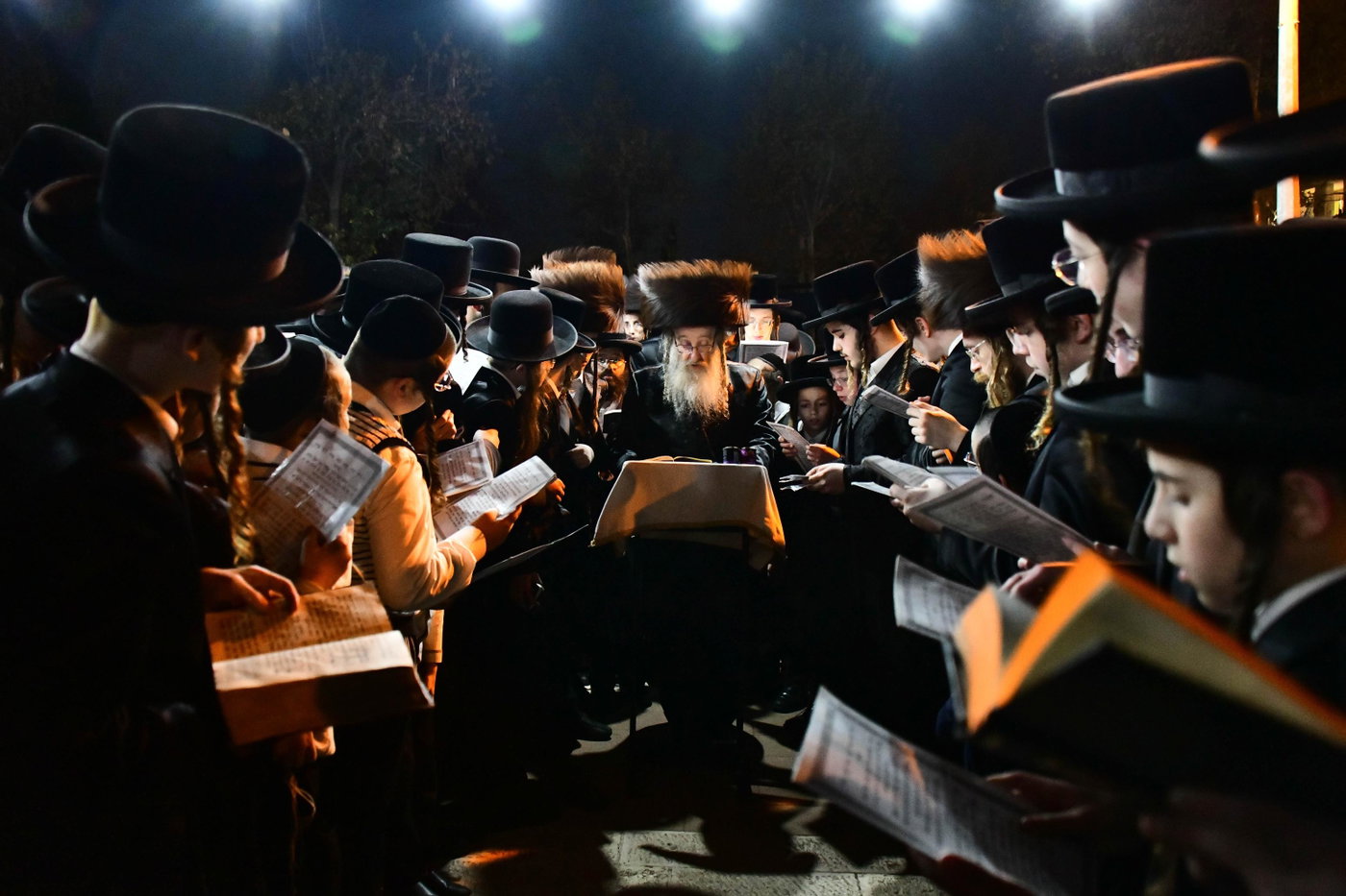 מוצאי יו"כ בחצה"ק ביאלה