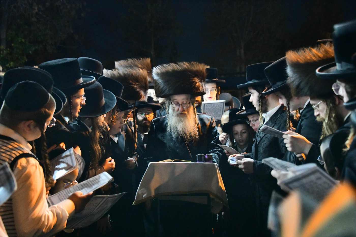 מוצאי יו"כ בחצה"ק ביאלה