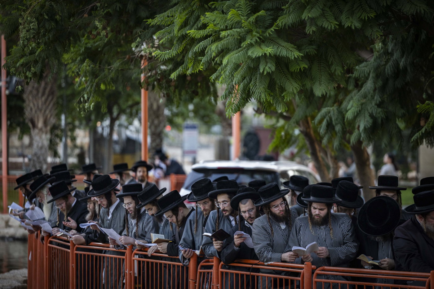 האדמו"ר מתולדות אברהם יצחק בתשליך