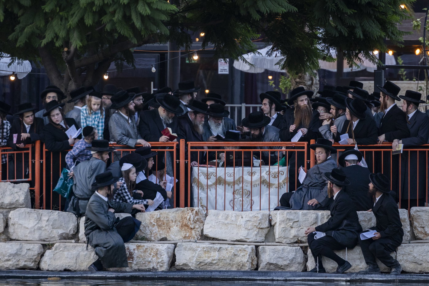 האדמו"ר מתולדות אברהם יצחק בתשליך