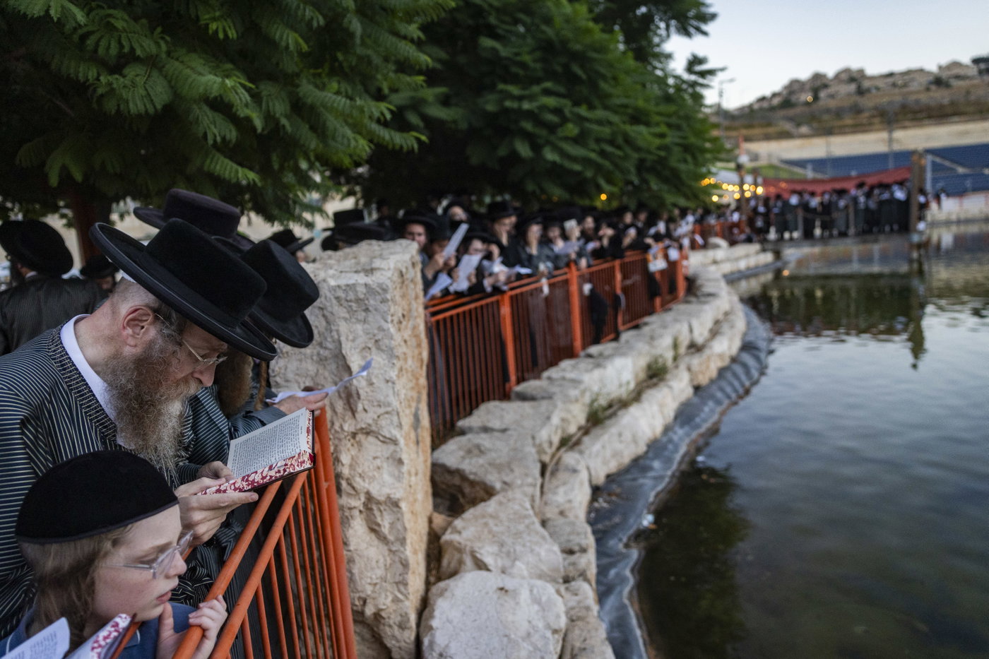 האדמו"ר מתולדות אברהם יצחק בתשליך