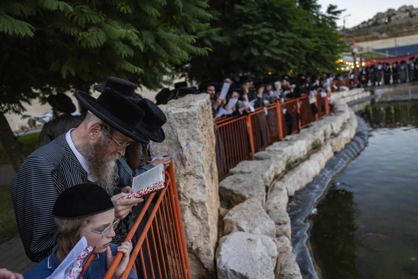 האדמו"ר מתולדות אברהם יצחק בתשליך